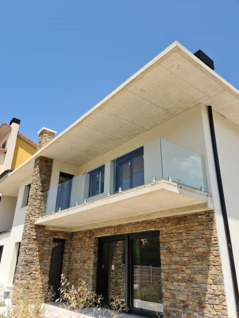 barandilla-vidrio-balcon-unifamilar