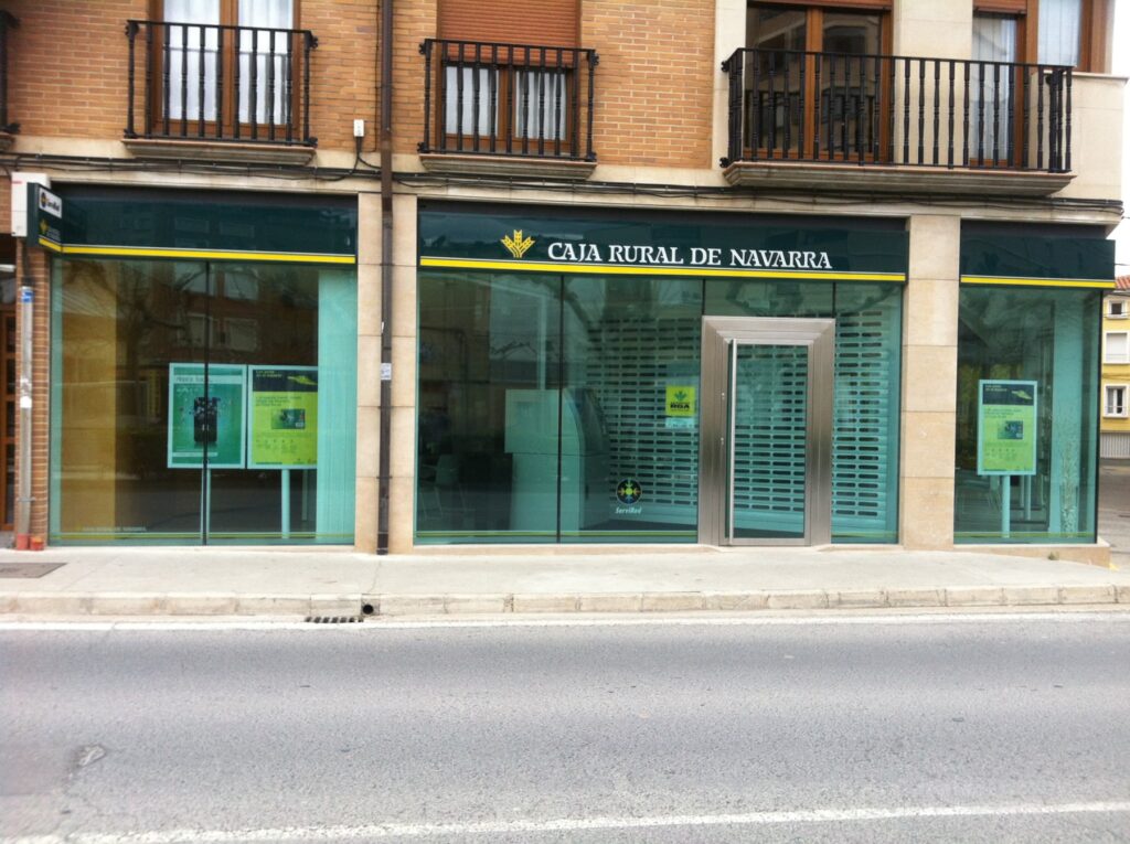 fachada-vidrio-caja-rual