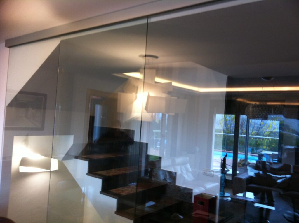 separacion-escalera-con-salon-Klein-RG100