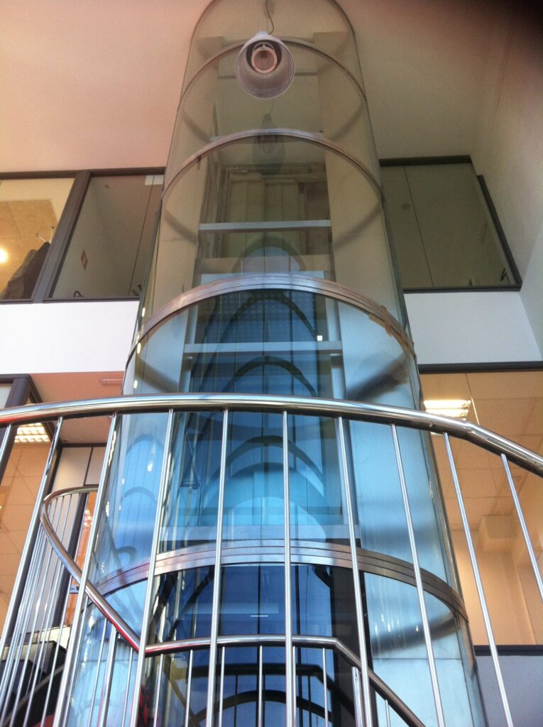 vidrio-curvado-ascensor